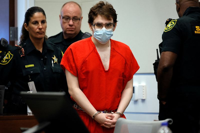 © Reuters. Marjory Stoneman Douglas High School shooter Nikolas Cruz enters the courtroom for the sentencing hearing in Cruz’s trial at the Broward County Courthouse in Fort Lauderdale, U.S. on Monday, Nov. 1, 2022. Amy Beth Bennett/Pool via REUTERS