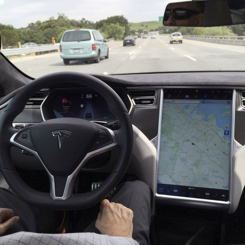 &copy; Reuters. Interior de um Tesla Model S no piloto automático, em São Francisco, EUA
07/04/2016
REUTERS/Alexandria Sage