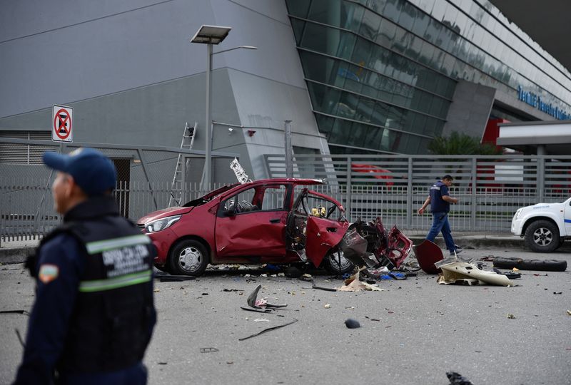 &copy; Reuters. Police stand next to a car that exploded near the bus terminal in response to ongoing prisoner transfers done as part of a government plan to reduce overcrowding in the country's prisons, in Pascuales, on the outskirts of Guayaquil, Ecuador November 1, 20