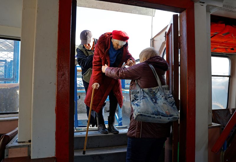 &copy; Reuters. أفراد يستقلون عبارة للخروج من اقليم خيرسون الاوكراني يوم الاثنين. تصوير: ألكسندر إرموتشينكو - رويترز. 