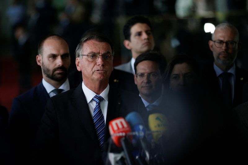 &copy; Reuters. Bolsonaro faz pronunciamento no Alvorada cercado por aliados
01/11/2022
REUTERS/Adriano Machado