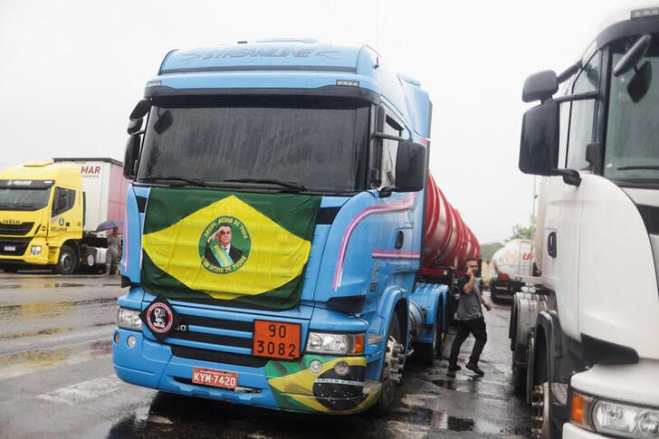© Reuters. Caminhoneiros bloqueiam rodovia em Itaboraí (RJ)
01/11/2022
REUTERS/Pilar Olivares
