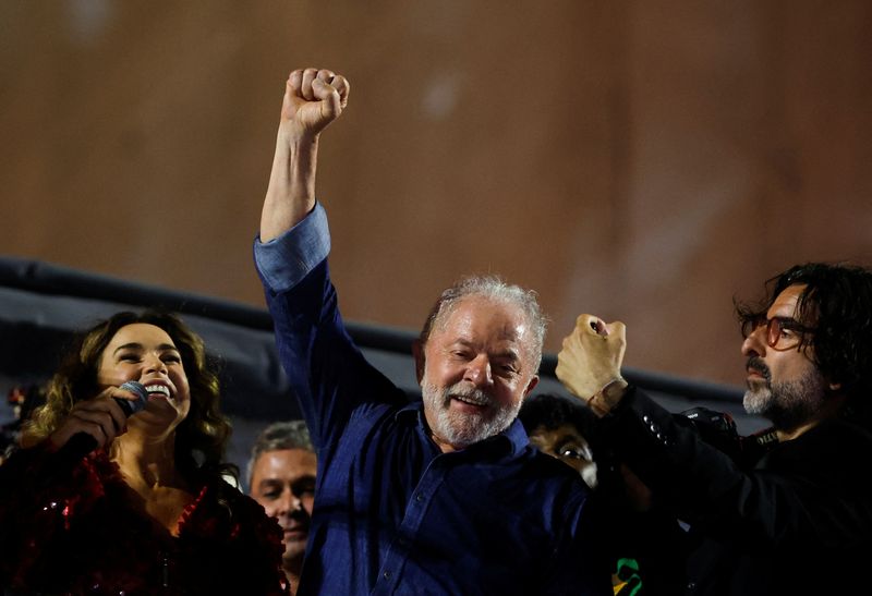 &copy; Reuters. الرئيس البرازيلي المنتخب لويس إيناسيو لولا دا سيلفا يحتفل بالفوز بالانتخابات في ساو باولو يوم 30 أكتوبر تشرين الأول 2022. تصوير: اماندا بيروبي
