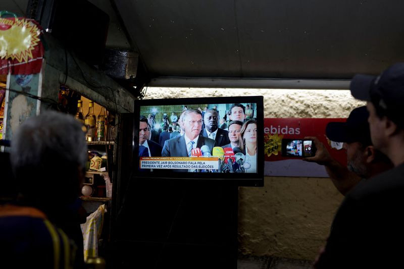 &copy; Reuters. Apoiadores de Bolsonaro observam pronunciamento do presidente em uma TV em bar de Itaboraí (RJ)
01/11/2022
REUTERS/Pilar Olivares