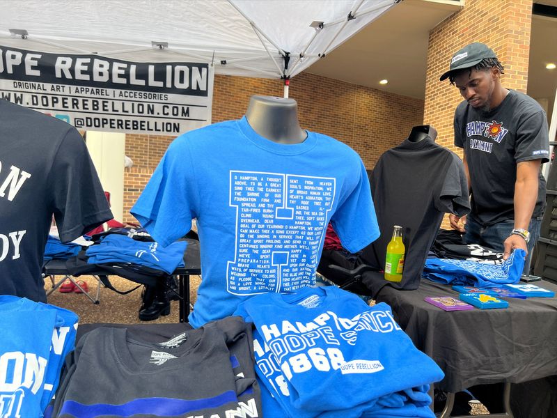 © Reuters. Philip Garner, owner of art and apparel brand Dope Rebellion, folds t-shirts during the Hampton University homecoming football game in Hampton, Virginia, U.S., October 22, 2022.   REUTERS/Arriana McLymore