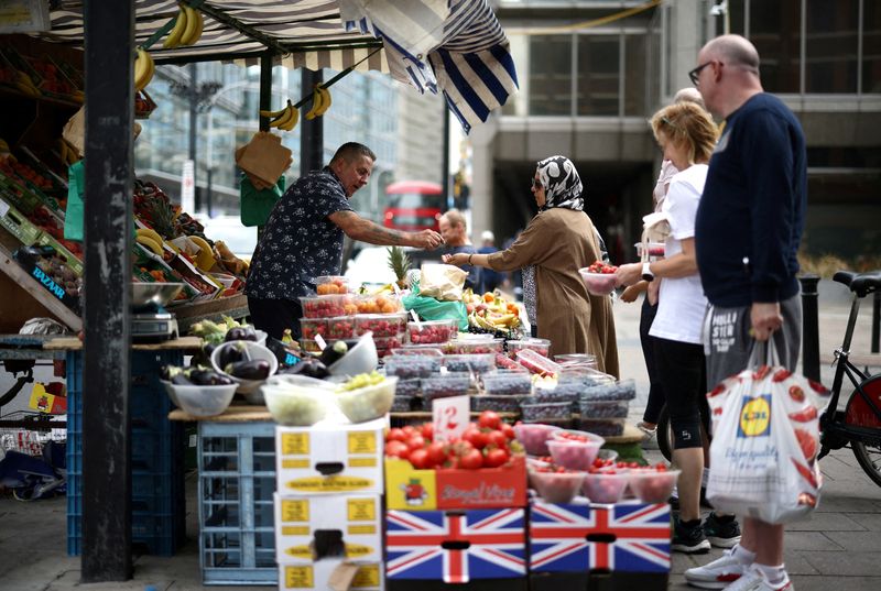 &copy; Reuters. FILE PHOTO: : A person buys produce from a fruit and vegetable market stall in central London, Britain, August 19, 2022. REUTERS/Henry Nicholls/File Photo