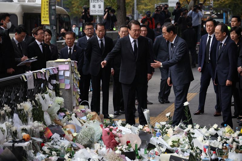 &copy; Reuters. 韓国の韓悳洙首相は２日、１５６人が死亡したソウルの繁華街、梨泰院の雑踏事故について、警察は事故発生の数分から数時間前に現場の危険性を伝える緊急通報を受けてどのように対応し