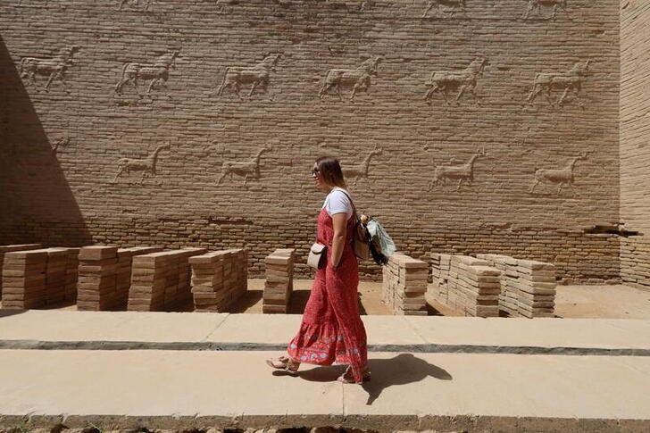 &copy; Reuters. 　シュメールの地母神を祭るニンマク神殿では、イラクの考古学者たちが７０００年も前にさかのぼる技術を駆使している。写真は４月、古代都市バビロンの遺跡を訪れる外国人観光客（２