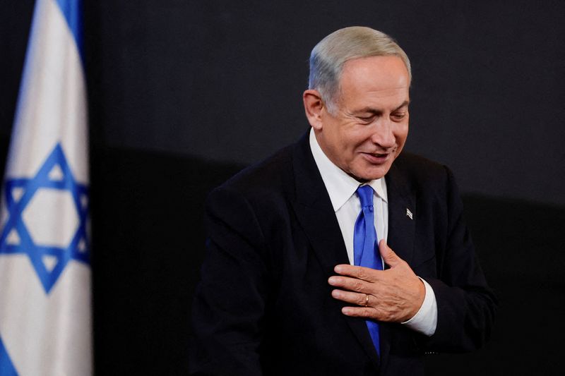 &copy; Reuters. رئيس الوزراء الإسرائيلي السابق وزعيم حزب ليكود بنيامين نتنياهو يتحدث إلى أنصاره بمقر الحزب في القدس يوم الأربعاء. تصوير: عمار عوض - رويترز.