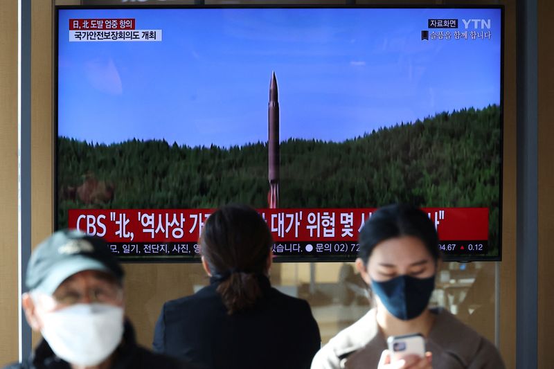 © Reuters. People watch a TV broadcasting a news report on North Korea firing a ballistic missile off its east coast, in Seoul, South Korea, November 2, 2022.   REUTERS/Kim Hong-Ji