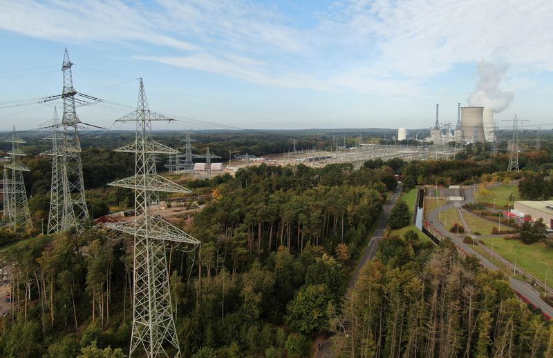 &copy; Reuters. FILE PHOTO: An aerial view shows power lines and the cooling towers of Emsland natural gas power plants of German utility RWE, amid the energy crisis caused by Russia's invasion of Ukraine, on the outskirts of Lingen, Germany, October, 12, 2022. REUTERS/S