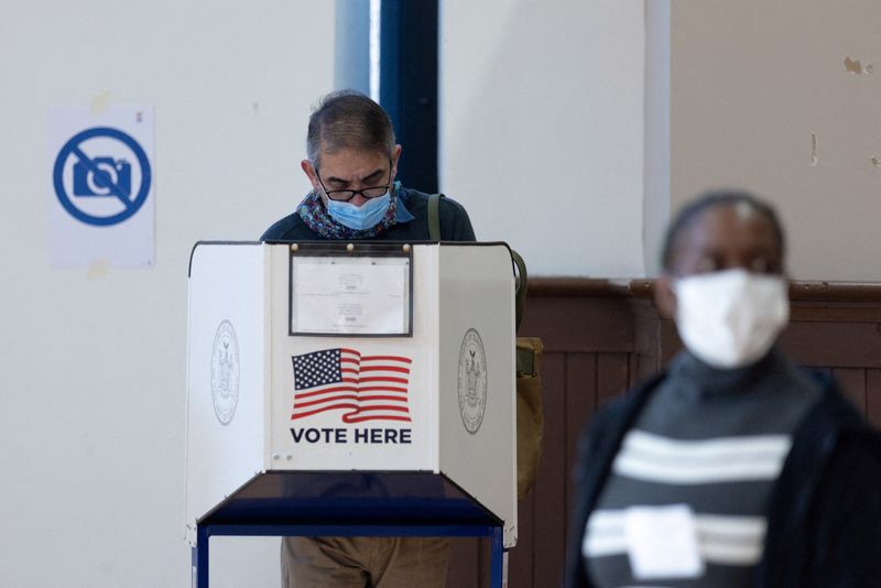 &copy; Reuters. FILE PHOTO: A voter casts a ballot at a polling station during early voting at a polling site in the Brooklyn borough of New York City, New York, U.S., October 29, 2022. REUTERS/Jeenah Moon/File Photo