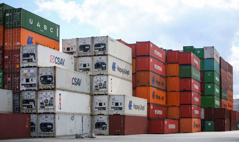 &copy; Reuters. FILE PHOTO: Containers are piled up at the Hapag-Lloyd shipping company in the port of Hamburg, Germany, August 30, 2022. REUTERS/Cathrin Mueller