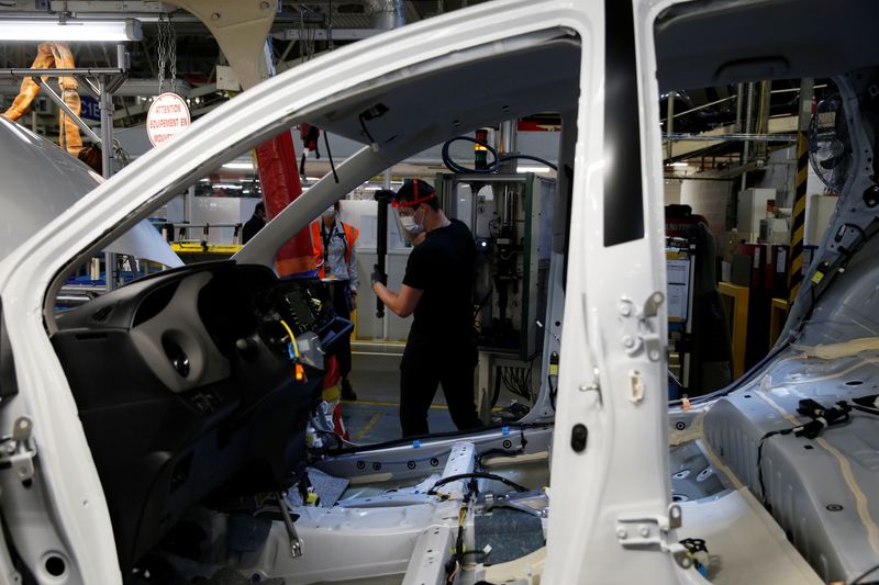 &copy; Reuters. Des employés travaillent sur la chaîne de montage d'automobiles dans l'usine Toyota Motor à Onnaing, en France. /Photo prise le 23 avril 2020/REUTERS/Pascal Rossignol
