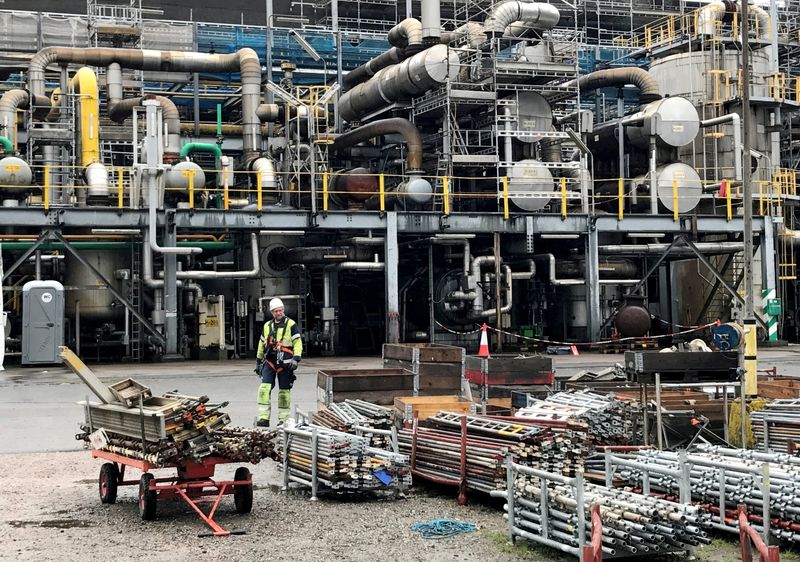 &copy; Reuters. Photo d'archives d'un employé de l'usine d'ammoniac de Yara à Porsgrunn, en Norvège, le 9 août 2017. Photo prise le 9 août 2017. REUTERS/Lefteris Karagiannopoulos
