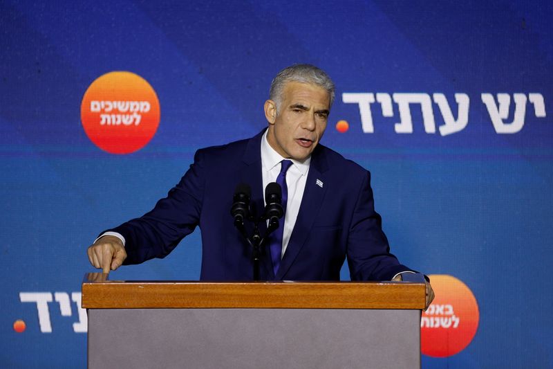 &copy; Reuters. رئيس الوزراء الإسرائيلي يائير لابيد  يخاطب أنصاره في مقر حزبه خلال الانتخابات العامة الإسرائيلية في تل أبيب بإسرائيل يوم الأربعاء. تصوير: أ