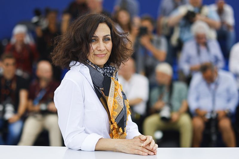 © Reuters. مها الحاج مخرجة فيلم (حمى البحر المتوسط) أثناء مشاركتها في مهرجان كان السينمائي في 25 مايو أيار 2022. رويترز