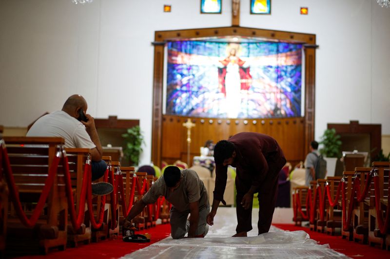 &copy; Reuters. عمال ينظفون كنيسة القلب المقدس في البحرين يوم الأربعاء قبيل زيارة البابا فرنسيس. تصوير: حمد محمد - رويترز