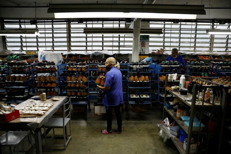 &copy; Reuters. A worker sorts finished shoes at shoe manufacturer Full Time, in Caracas, Venezuela October 24, 2022. REUTERS/Leonardo Fernandez Viloria