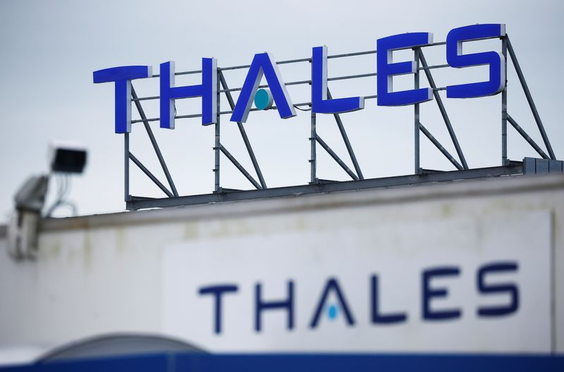 &copy; Reuters. Le logo de Thales sur un bâtiment de l'entreprise à Brest, France. /Photo prise le 14 mars 2022/REUTERS/Stéphane Mahe