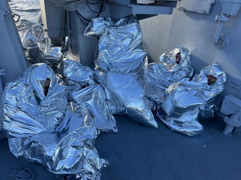 &copy; Reuters. FOTO DE ARCHIVO: Un grupo de migrantes envueltos en mantas térmicas tras ser rescatados en el mar frente a la isla de Eubea, Grecia, el 1 de noviembre de 2022. Guardacostas de Grecia/Cedida a través de REUTERS