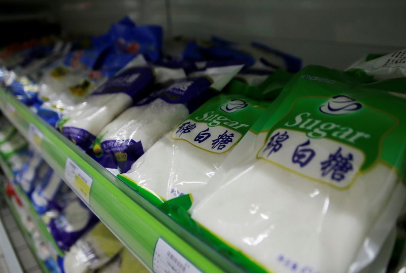 &copy; Reuters. Productos de azúcar blanco se colocan para la venta en un supermercado en Pekín, China. 4 de septiembre, 2017. REUTERS/Jason Lee/Archivo