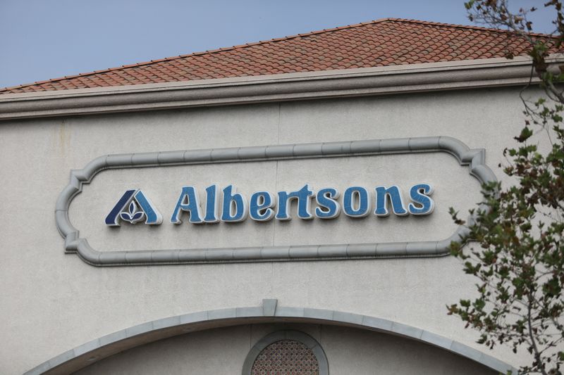 &copy; Reuters. FILE PHOTO: The Albertsons logo is seen on an Albertsons grocery store, as Kroger agrees to buy rival Albertsons in a deal to combine the two supermarket chains, in Rancho Cucamonga, California, U.S., October 14, 2022. REUTERS/Aude Guerrucci