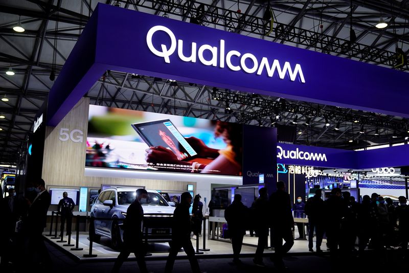 &copy; Reuters. FILE PHOTO: People visit a Qualcomm booth at the Mobile World Congress (MWC) in Shanghai, China February 23, 2021.   REUTERS/Aly Song/File Photo  