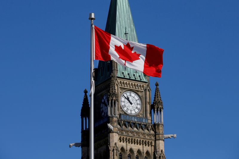 &copy; Reuters. FILE PHOTO: A Canadian flag flies in front of the Peace Tower on Parliament Hill in Ottawa, Ontario, Canada, March 22, 2017. REUTERS/Chris Wattie