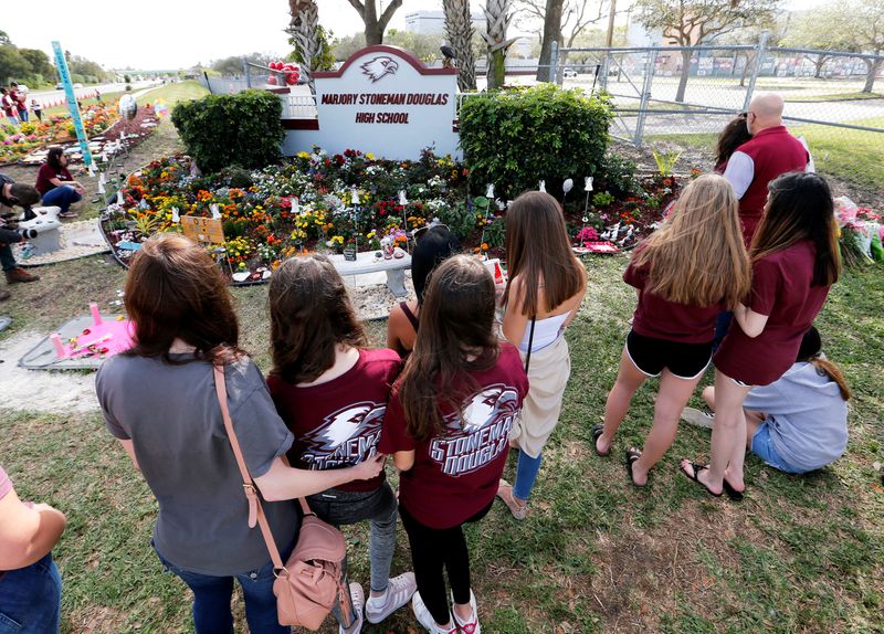 © Reuters. FILE PHOTO: A memorial is viewed by parents and students on campus at a memorial on the one year anniversary of the shooting which claimed 17 lives at Marjory Stoneman Douglas High School in Parkland, Florida, U.S., February 14, 2019.   REUTERS/Joe Skipper