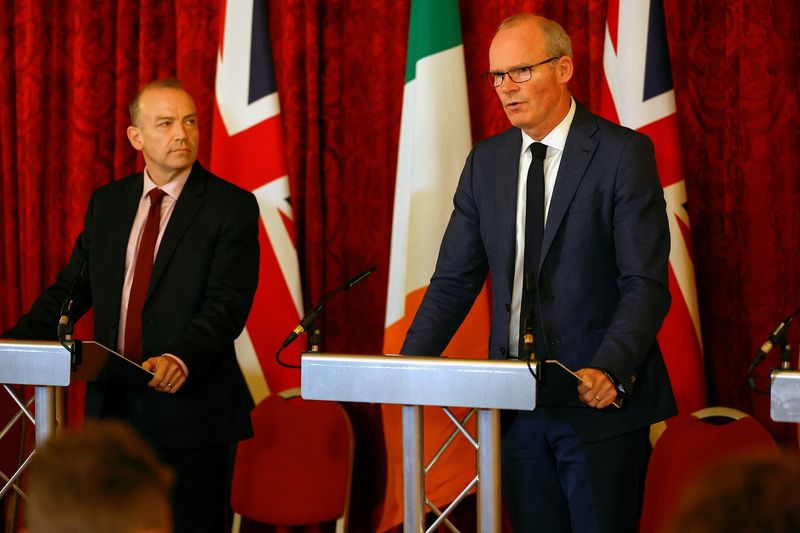 &copy; Reuters. Le ministre irlandais des Affaires étrangères Simon Coveney (droite) et le secrétaire d'État pour l'Irlande du Nord Chris Heaton-Harris lors d'une conférence à Londres, Grande-Bretagne. /Photo prise le 7 octobre 2022/REUTERS/Peter Nicholls