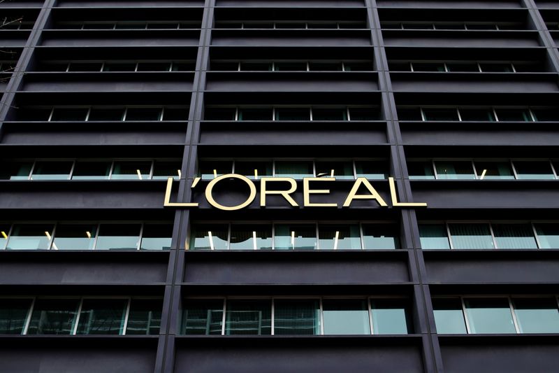 &copy; Reuters. Le logo L'Oréal sur un bâtiment appartenant à la société à Clichy, près de Paris. /Photo prise le 11 février 2014/REUTERS/Benoit Tessier 