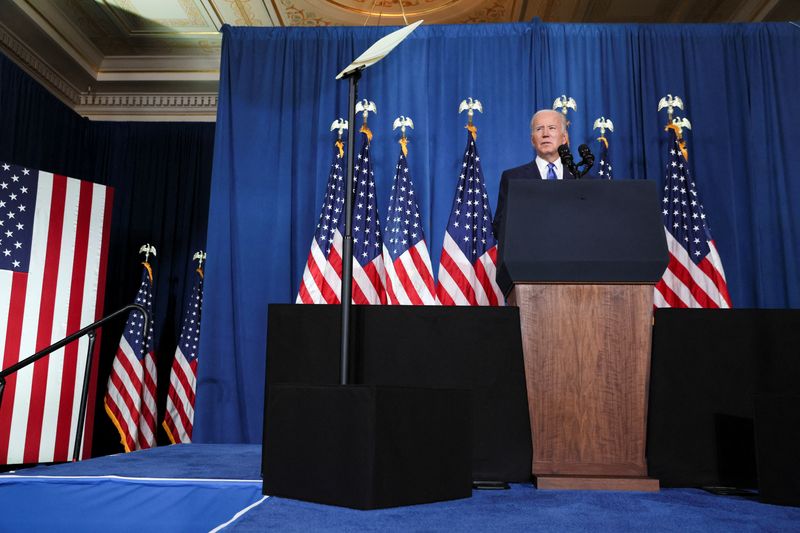 © Reuters. U.S. President Joe Biden speaks about threats to Democracy and political violence in the United States during a Democratic National Committee event at the Columbus Club in Washington, U.S. November 2, 2022. REUTERS/Leah Millis