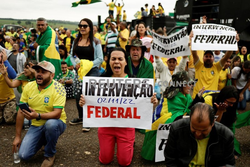 &copy; Reuters. Apoiadores do presidente Jair Bolsonaro em protesto em Anápolis, Goiás
02/11/2022. REUTERS/Ueslei Marcelino