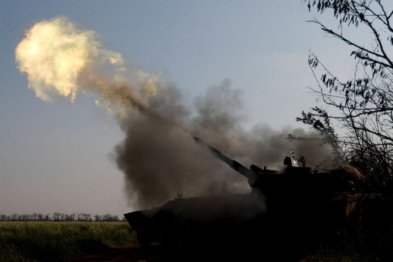 © Reuters. Ukrainian servicemen fire a self-propelled howitzer toward Russian positions, amid Russia's attack on Ukraine, on a frontline in Mykolaiv region, Ukraine November 2, 2022. REUTERS/Valentyn Ogirenko     