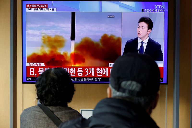 © Reuters. People watch a TV broadcasting a news report on North Korea firing a ballistic missile off its east coast, in Seoul, South Korea, November 3, 2022.  REUTERS/ Heo Ran