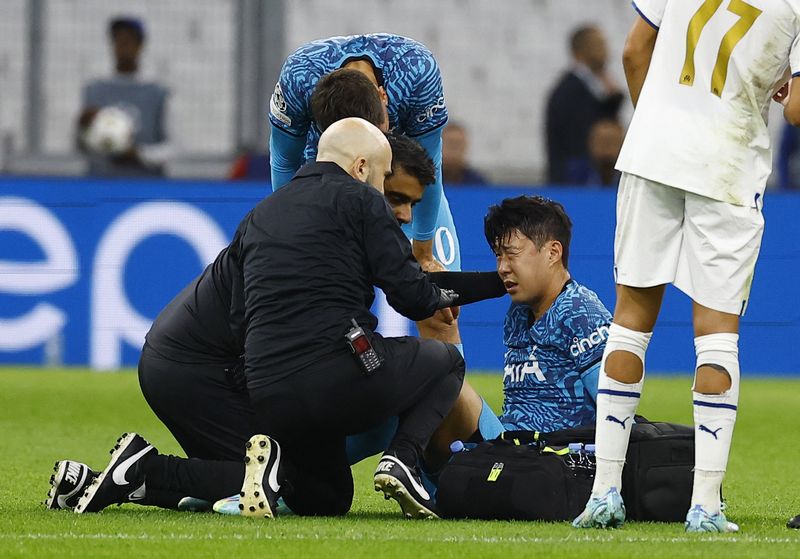 &copy; Reuters. 　サッカーのイングランド・プレミアリーグのトットナムは２日、韓国代表の孫興民（右から２人目）が顔面骨折で手術を実施したと発表した。１日に仏マルセイユで撮影（２０２２年　ロ