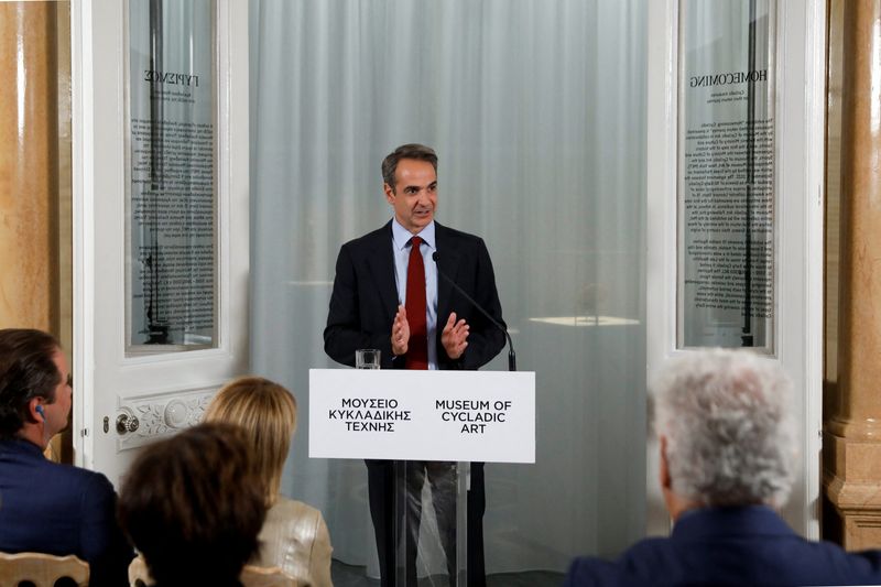&copy; Reuters. رئيس الوزراء اليوناني كيرياكوس ميتسوتاكيس يتحدث خلال افتتاح معرض '' العودة للوطن في أثينا يوم الأربعاء. تصوير: كوستاس بالتاس - رويترز.