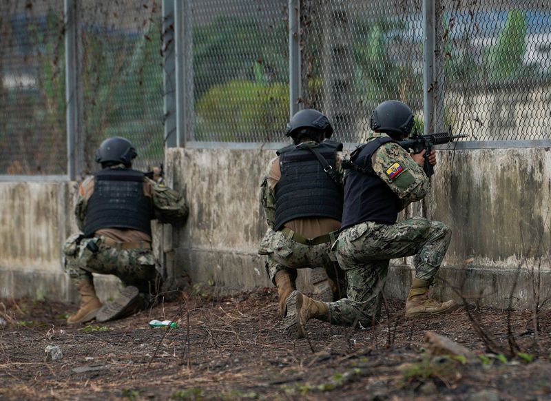 © Reuters. Soldiers guard a gate after several inmates were killed in fights between gangs, in Guayaquil, Ecuador November 2, 2022. REUTERS/Santiago Arcos