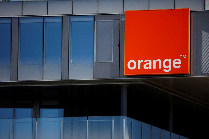 &copy; Reuters. FILE PHOTO: The logo of French telecom operator Orange is seen at the telecommunication company headquarters in Issy-les-Moulineaux near Paris, France, August 6, 2022. REUTERS/Sarah Meyssonnier