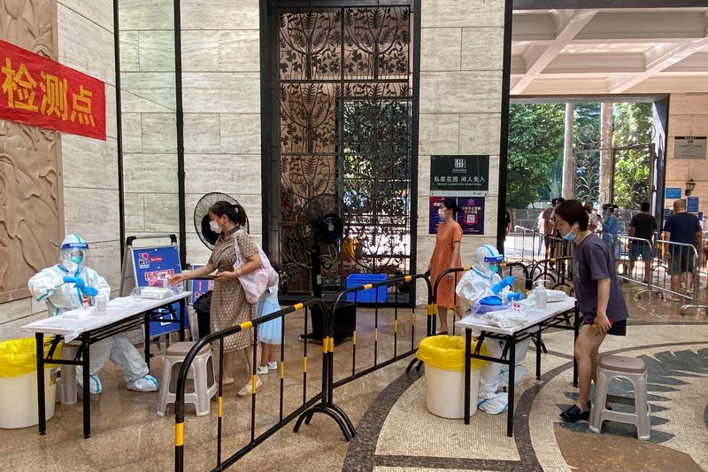 &copy; Reuters. FILE PHOTO: Medical workers in protective suits collect swabs from residents at a residential compound in Nanshan district, following a coronavirus disease (COVID-19) outbreak in Shenzhen, Guangdong province, China September 3, 2022. REUTERS/David Kirton