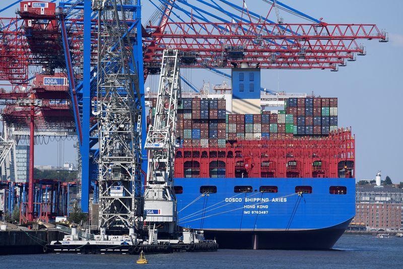 &copy; Reuters. FILE PHOTO: Chinese container ship "Cosco Shipping Aries" is unloaded at a loading terminal in the port of Hamburg Germany July 27, 2018. Picture taken July 27,2018. REUTERS/Fabian Bimmer/File Photo