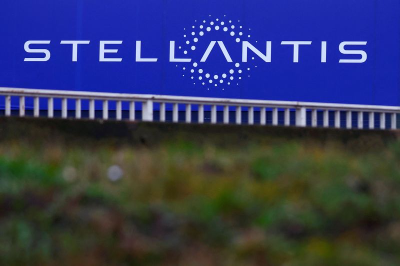 &copy; Reuters. Le logo de Stellantis sur un bâtiment de l'entreprise à Vélizy-Villacoublay. /Photo prise le 1er février 2022/REUTERS/Gonzalo Fuentes
