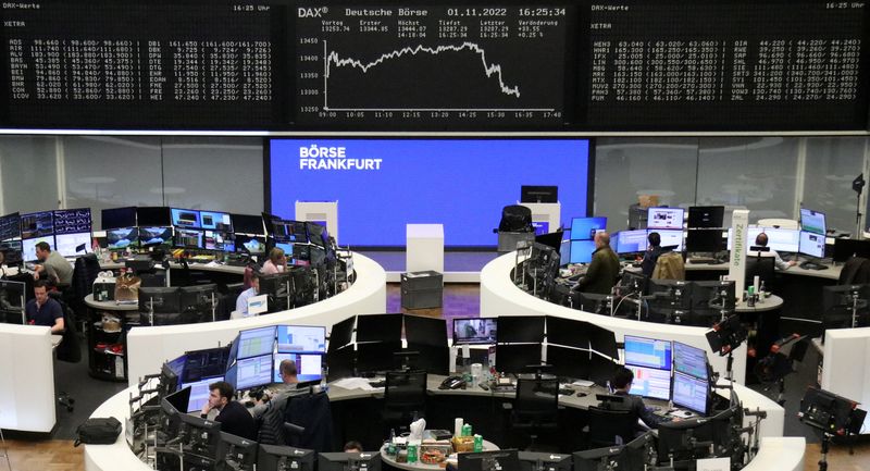 &copy; Reuters. لوحة إلكترونية تعرض مؤشر داكس الألماني في بورصة فرانكفورت بألمانيا بتاريخ الأول من نوفمبر تشرين الثاني 2022. تصوير: رويترز.
