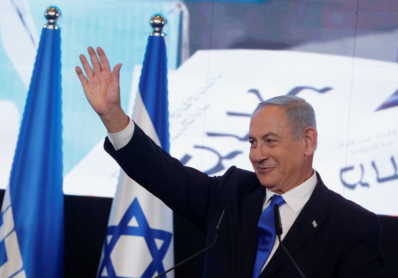 &copy; Reuters. Likud party leader Benjamin Netanyahu waves as he addresses his supporters at his party headquarters during Israel's general election in Jerusalem, November 2, 2022. REUTERS/Ammar Awad