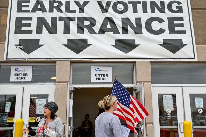 &copy; Reuters. FILE PHOTO: Voters arrive at the Franklin County Board of Elections to cast their early ballot for the 2022 midterm elections in Columbus, Ohio, U.S., November 1, 2022.  REUTERS/Gaelen Morse/File Photo