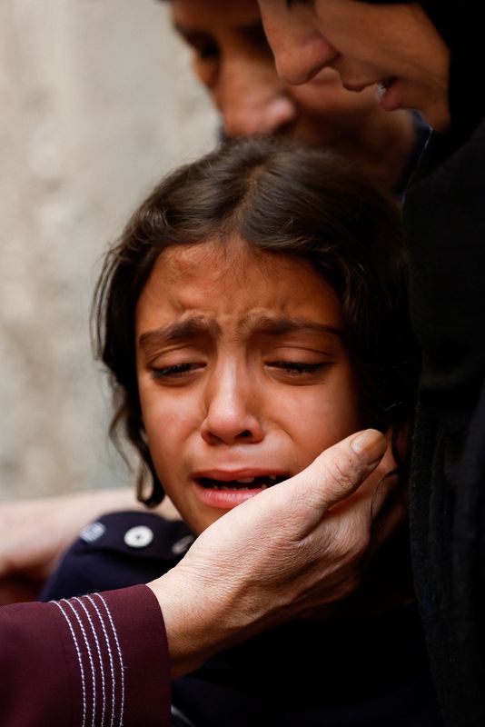 © Reuters. طفلة تبكي خلال جنازة الفلسطيني داوود ريان، الذي قتل على يد القوات الإسرائيلية، في الضفة الغربية يوم الخميس. تصوير: محمد تركمان رويترز.