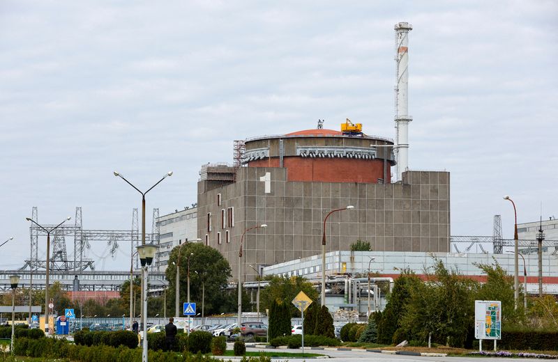 &copy; Reuters. FOTO DE ARQUIVO: Uma vista mostra a Usina Nuclear de Zaporizhzhia durante o conflito Rússia-Ucrânia, fora de Enerhodar, na região de Zaporizhzhia, Ucrânia controlada pela Rússia, 14 de outubro de 2022. REUTERS/Alexander Ermochenko/File Photo