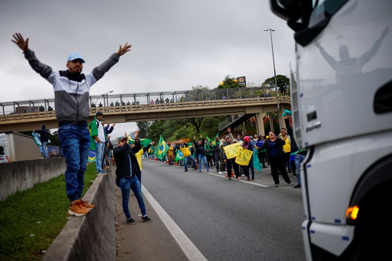 &copy; Reuters. Apoiadores do presidente Jair Bolsonaro bloqueiam parcialmente a rodovia Castelo Branco durante um protesto pela derrota de Bolsonaro no segundo turno da eleição presidencial, em Barueri, Brasil. 2 de novembro de 2022. REUTERS/Amanda Perobelli