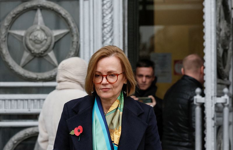 © Reuters. السفيرة البريطانية ديبورا برونيرت لدى خروجها من مقر وزارة الخارجية الروسية في موسكو يوم الخميس. تصوير:  شامل زوماتوف - رويترز.